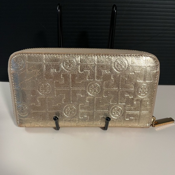 Tory Burch Handbags - 💥LowStart💥Tory Burch wallet💥💥
